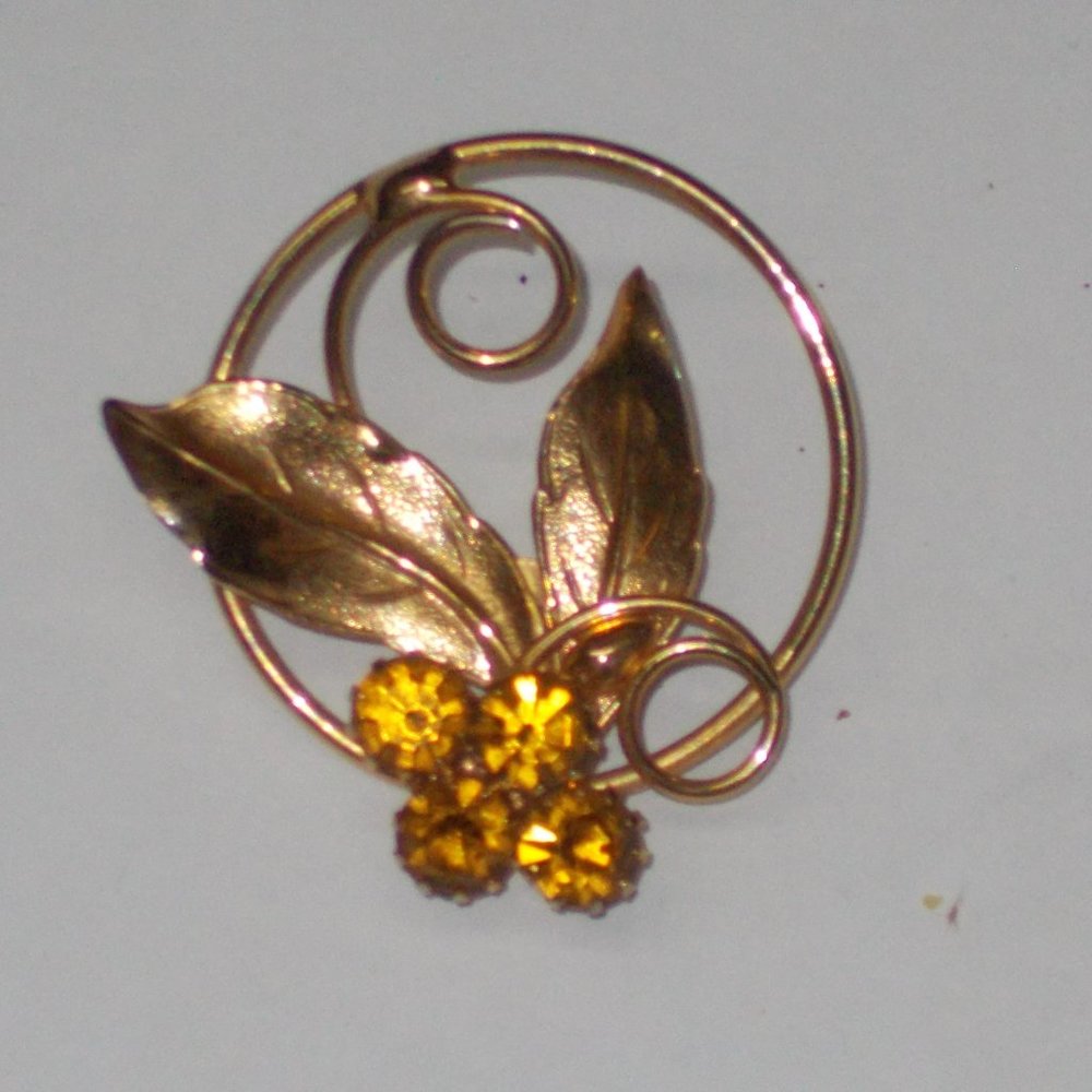 Beautiful vintage topaz & gold fashion broach with safety pin